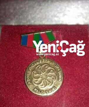 Heydər Əliyevin verdiyi "Xalq şairi" medalı satılır