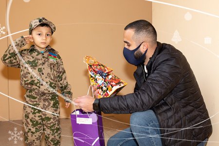 “Azercell Könüllüləri” və dostları uşaqların hədiyyə arzusunu yerinə yetirdi