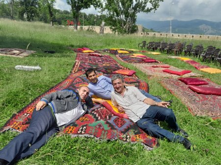 “Paşinyanın özünü uzanıb çaqqal günəşinə verdiyi yerdə biz tamaşa oynadıq”